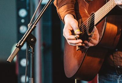 Norrie McCulloch performs live on the indoor stage